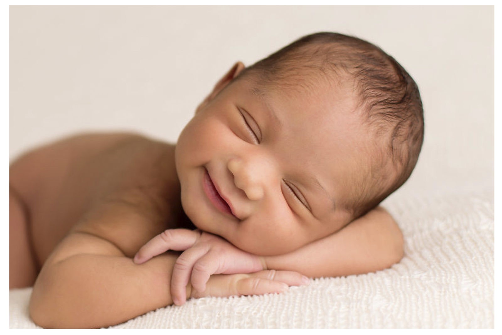 К чему снится ребенок новорожденный мальчик женщине. Новорожденный ребенок. Малыш улыбается. Спящие малыши. Спящий младенец.