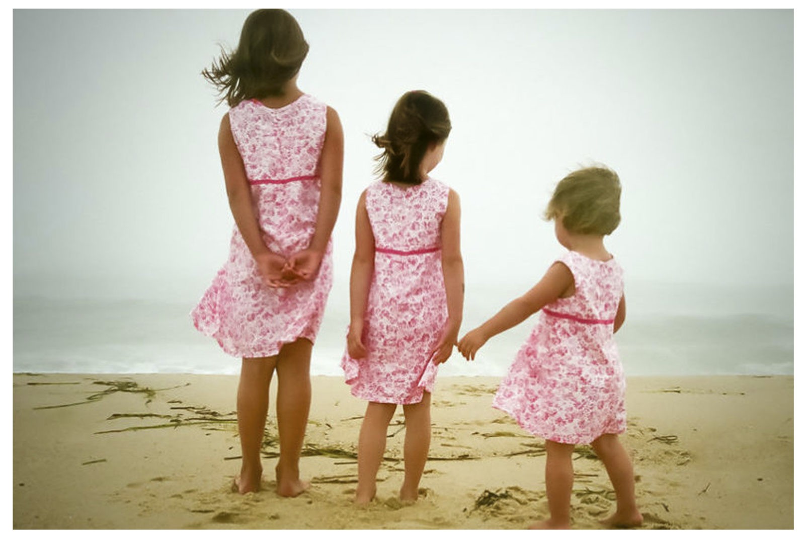 Сестренку 3 лет. Дети две девочки. Девушка с двумя детьми со спины. Мама и три Дочки на море. Три ребенка спиной.